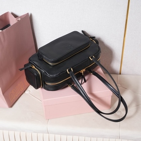 5BB175 — новая винтажная сумка Miu в с