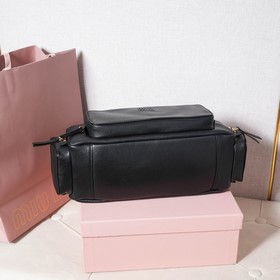 5BB175 — новая винтажная сумка Miu в с