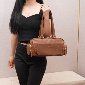 5BB175 — новая винтажная сумка Miu в с