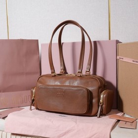 5BB175 — новая винтажная сумка Miu в с