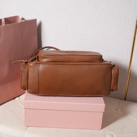 5BB175 — новая винтажная сумка Miu в с