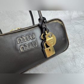 5BB173 Сумка через плечо MiuMi*26ss ви