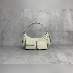 5BC146 White M Самая характерная сумка
