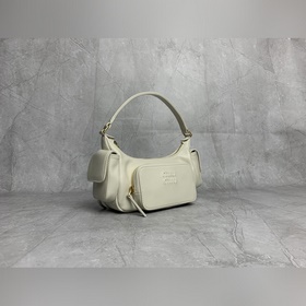 5BC146 White M Самая характерная сумка