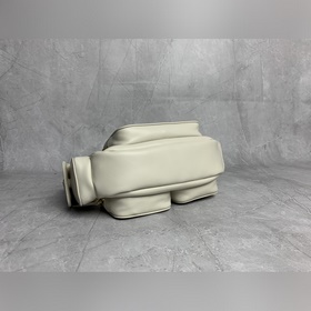 5BC146 White M Самая характерная сумка