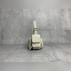 5BC146 White M Самая характерная сумка