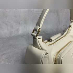 5BC146 White M Самая характерная сумка