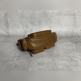 5BC146 Brown M Самая характерная сумка