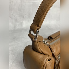 5BC146 Brown M Самая характерная сумка