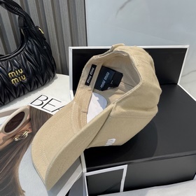 [Miumiu] Новинка： бейсболка с вышивк