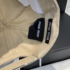 [Miumiu] Новинка： бейсболка с вышивк