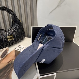 [Miumiu] Новинка： бейсболка с вышивк