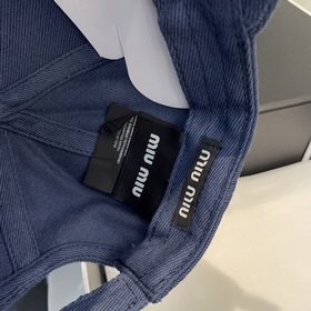 [Miumiu] Новинка： бейсболка с вышивк