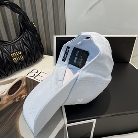 [Miumiu] Новинка： бейсболка с вышивк