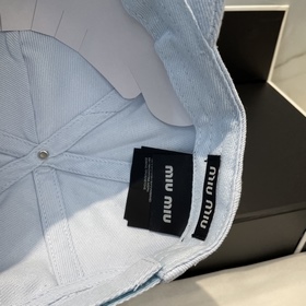 [Miumiu] Новинка： бейсболка с вышивк