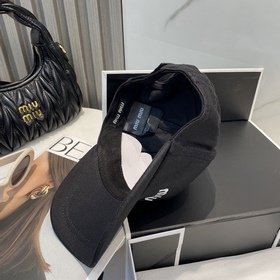 [Miumiu] Новинка： бейсболка с вышивк