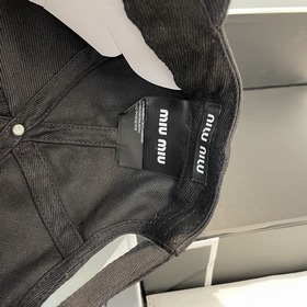 [Miumiu] Новинка： бейсболка с вышивк
