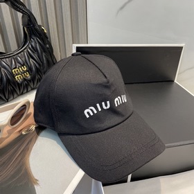 [Miumiu] Новинка： бейсболка с вышивк