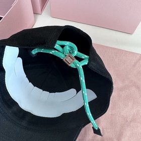 MiuMiu Высококачественная бейсболка из