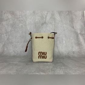 Новая сумка-ведро Miu продолжает тенде