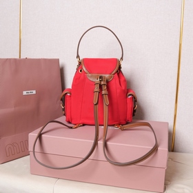 MIUMIU Новинка Рюкзак в академическом 