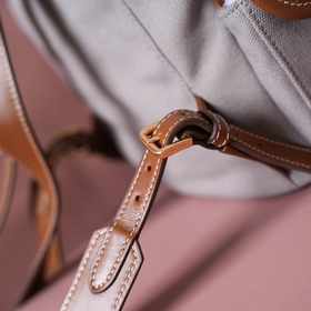 Доставка рюкзака MIUMIU Новинка： рюк
