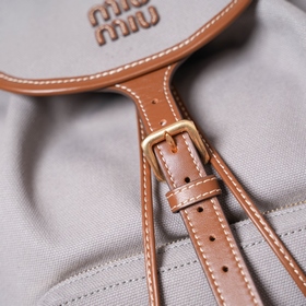 Доставка рюкзака MIUMIU Новинка： рюк
