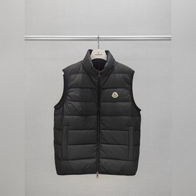 Moncler, новинка — куртка-жилет с воро