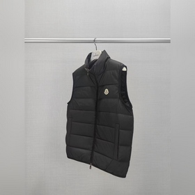Moncler, новинка — куртка-жилет с воро