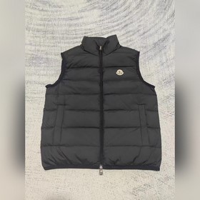 Moncler, новинка — куртка-жилет с воро