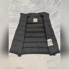 Moncler, новинка — куртка-жилет с воро