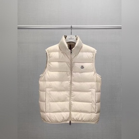 Moncler, новинка — куртка-жилет с воро