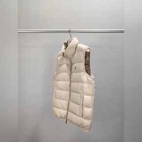Moncler, новинка — куртка-жилет с воро