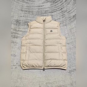 Moncler, новинка — куртка-жилет с воро