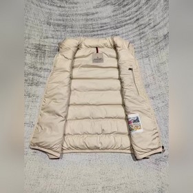 Moncler, новинка — куртка-жилет с воро