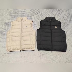 Moncler, новинка — куртка-жилет с воро