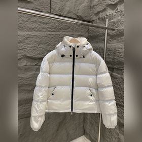 Короткая пуховая куртка Moncler MOSELO