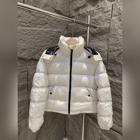 Короткая пуховая куртка Moncler MOSELO