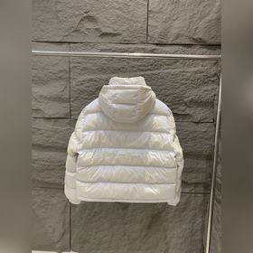 Короткая пуховая куртка Moncler MOSELO