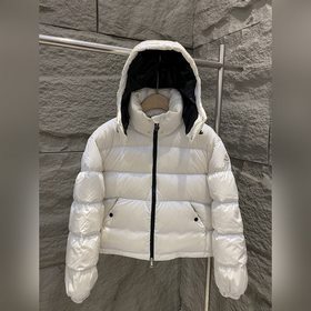 Короткая пуховая куртка Moncler MOSELO