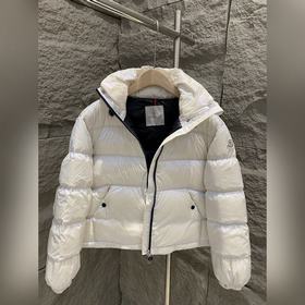 Короткая пуховая куртка Moncler MOSELO