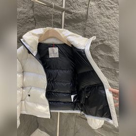 Короткая пуховая куртка Moncler MOSELO