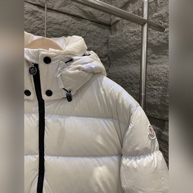 Короткая пуховая куртка Moncler MOSELO