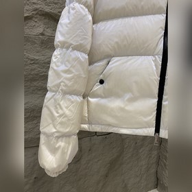 Короткая пуховая куртка Moncler MOSELO