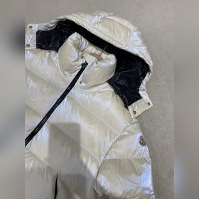 Короткая пуховая куртка Moncler MOSELO