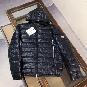 Moncler Новые поступления в бутике уж