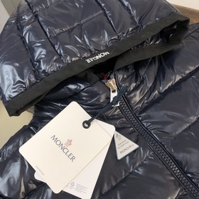 Moncler Новые поступления в бутике уж