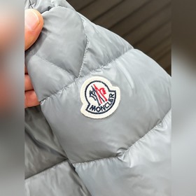 Пуховая куртка Moncler — легкая пухова