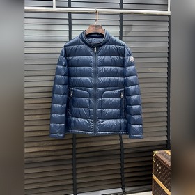 Пуховая куртка Moncler — легкая пухова