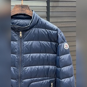 Пуховая куртка Moncler — легкая пухова